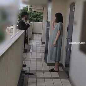 FC2-PPV-1833124 - 【個人】旦那を見送りお子さんの隣で2児の*を無慈悲に犯す。帰宅した子どもに呼ばれ焦るも2人の男に中出しされる