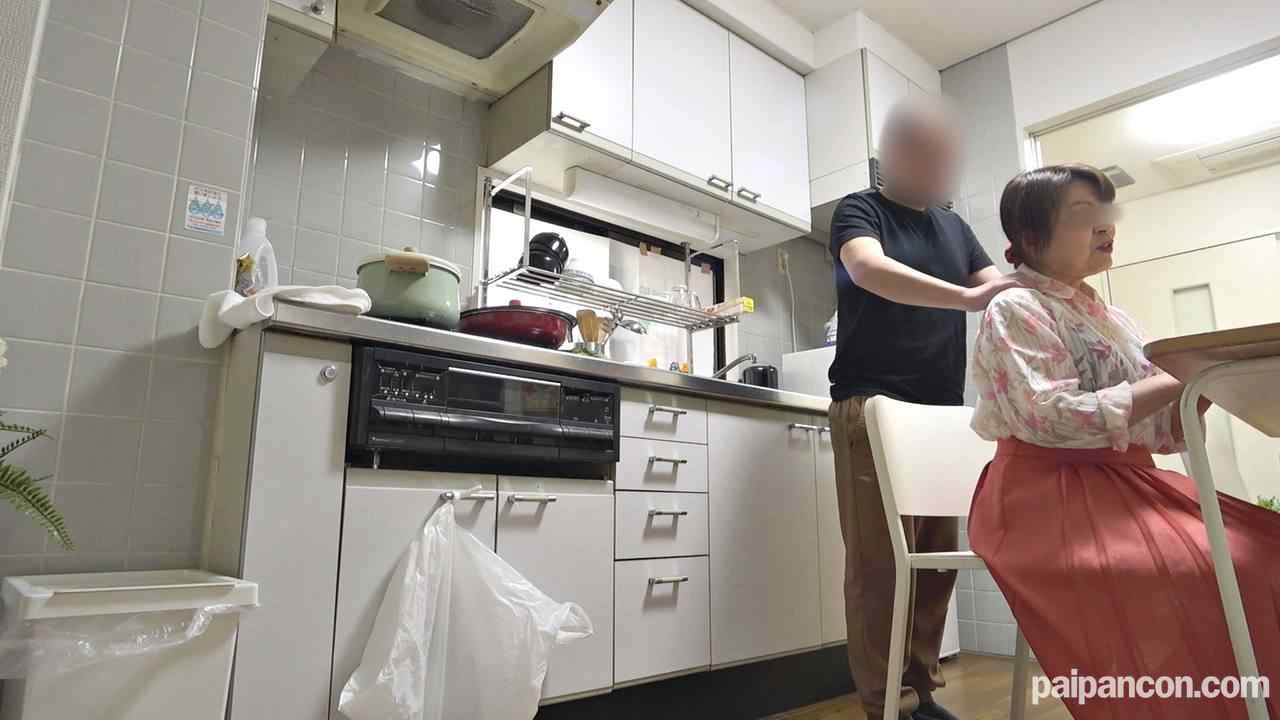 FC2-PPV-2484869 - 1本のおまけ動画あり【無修正ｘ個人撮影】愛奴5号の*親!? 自宅に突然押しかけて、「娘さん不倫してますよ」と報告も不倫相手だとバレて、激エロ還暦超え超熟女を台所で犯して隠し撮りｗ thumbnail_1.jpg