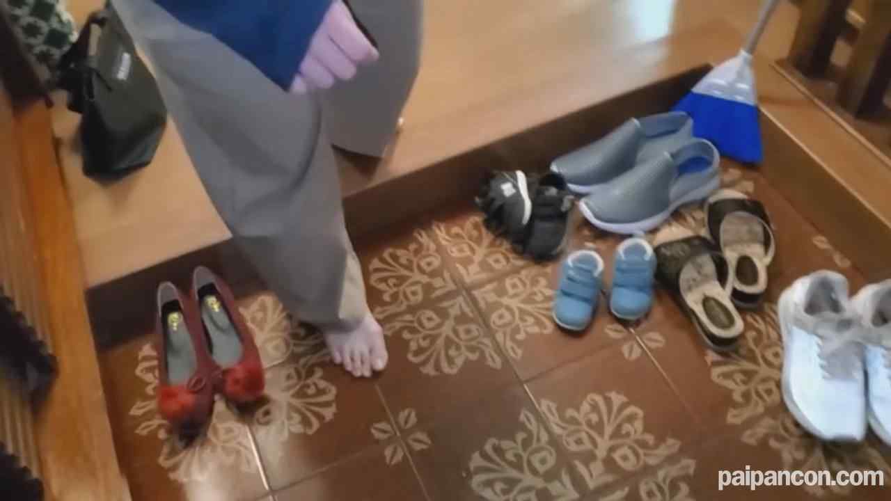 FC2-PPV-2956150 - 自宅訪問【個人】子供を見守る祖*の背後で震える声を殺し連続２人に中出し、、、 thumbnail_0.jpg