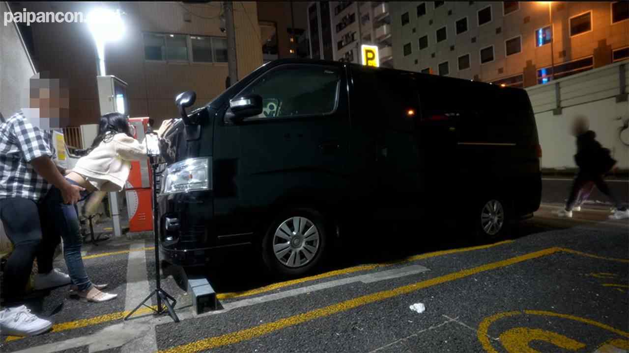 FC2-PPV-4057781 - 完全街中露出、人通り横、着衣立ちバック中出し、横を人が行き交う中、、ジーンズ穴あけ、現*役女子大生、初撮影、バック固定首輪で電動ピストン！、『個人撮影』個撮完全オリジナル３９１人目 thumbnail_7.jpg