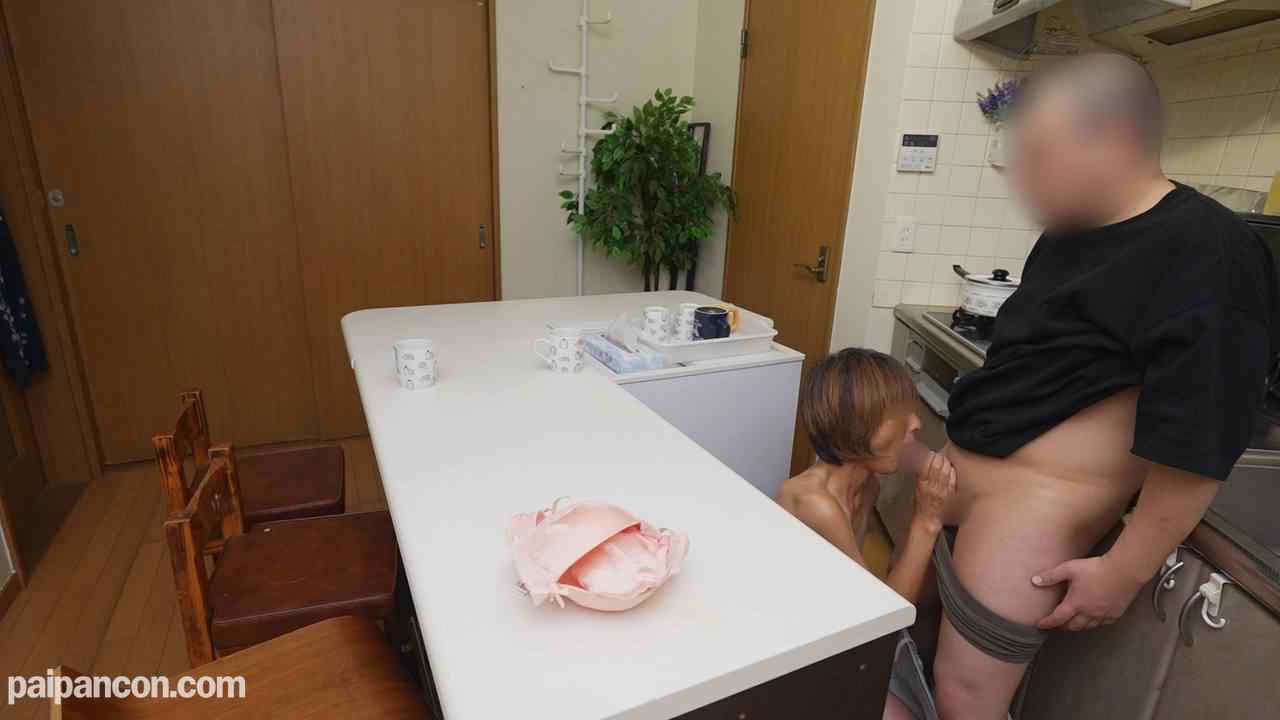 FC2-PPV-4270965 - 【無修正ｘ個人撮影】息コのお受験にお金がかかるアラ還熟女が服を脱ぐ！だらしない垂れた乳を揺らしながら、家・族が留守の自宅の台所で**男に犯される人妻！ thumbnail_4.jpg