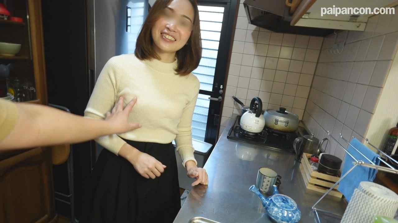 FC2-PPV-4588898 - 【無修正ｘ個人撮影】奇跡のアラフォー美魔女、白昼堂々おコ様が隣の部屋に居るにも関わらず、性的内職活動。自宅の台所で着衣のまま、騎乗位で中出しされる… thumbnail_1.jpg