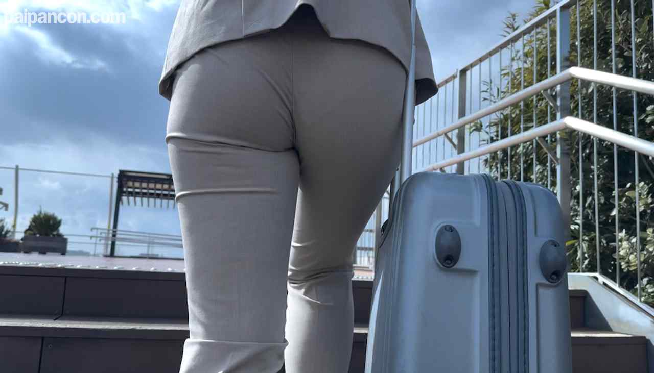 FC2-PPV-4625589 - 初出演マジ素人！年末に帰省してきた働くDカップ新卒OLを空港でリモートバイブ挿れて楽しむw thumbnail_1.jpg